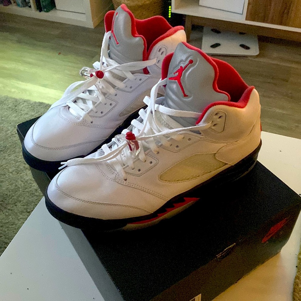 Air Jordan fire red 5 (2020)